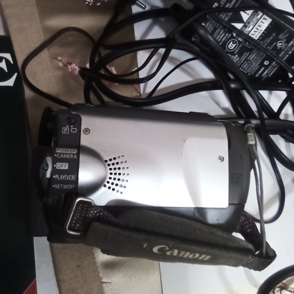 Canon Elura A60 Camcorder with Accessories And Leather Case - Picture 2 of 9